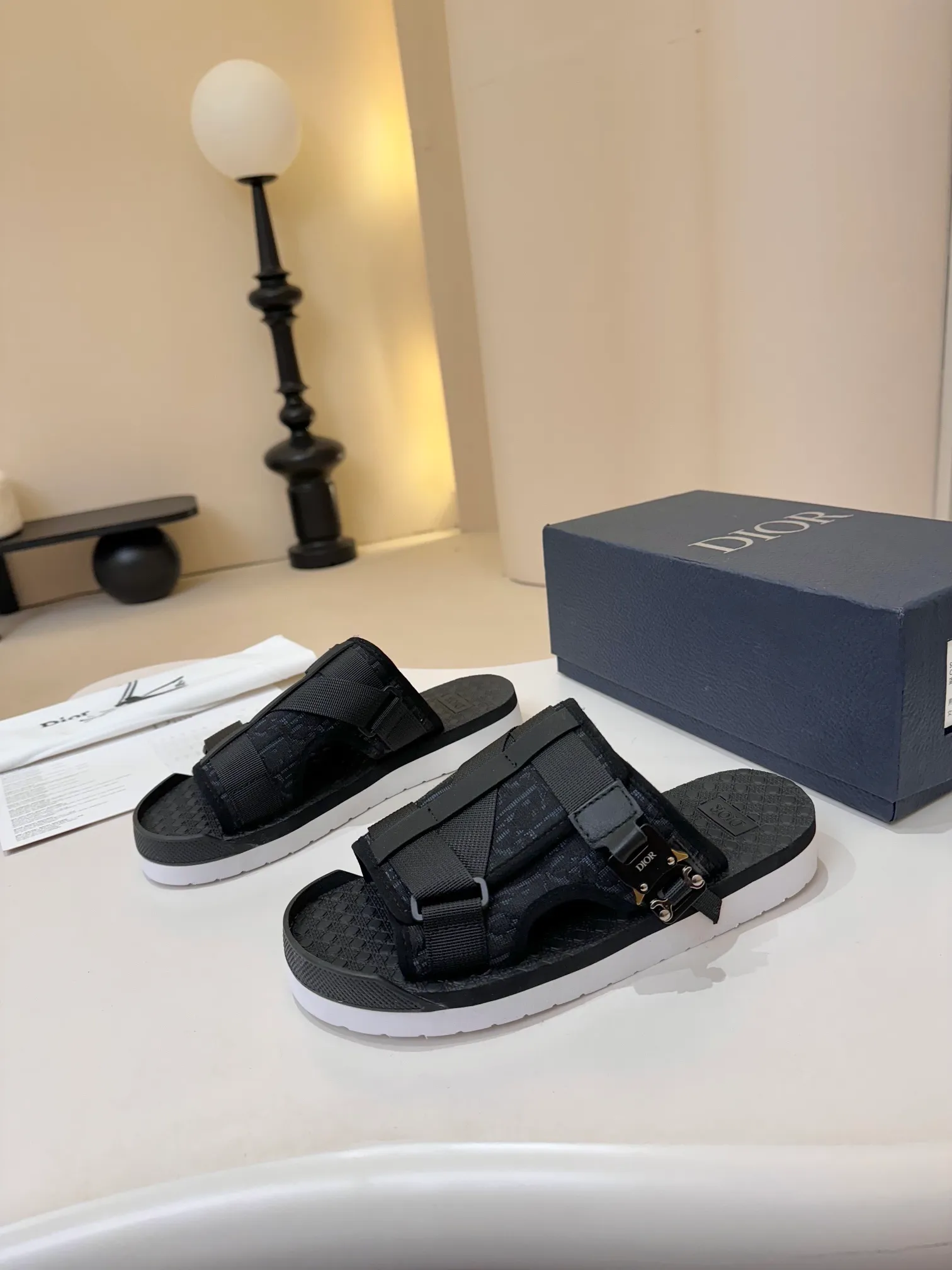 [Dior] P: 340💰 -Size: 38-46 Dior Dior D’s classic men’s slippers, high-end boutique, original material, pure cotton printed canvas upper, fine workmanship, super soft sole, casual, loose and comfortable, a must-have in summer!